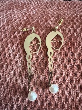 Womens silhouette lightweight gold earrings with pearl detail